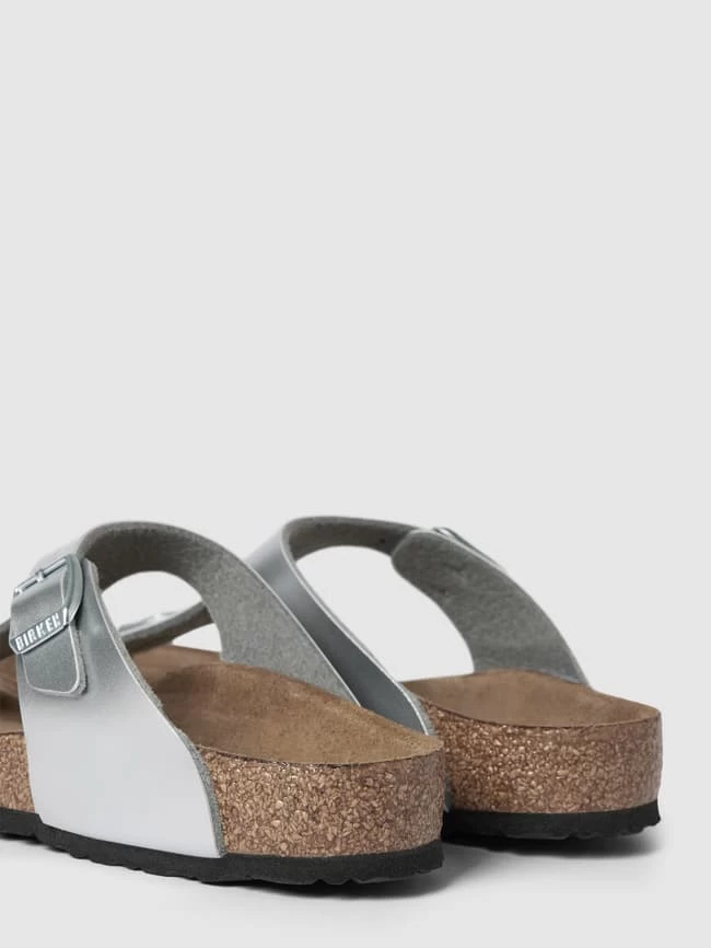 Birkenstock Zehentrenner Im Metallic-Look Modell 'GIZEH' - Silber 2 Birkenstock Zehentrenner Im Metallic-Look Modell 'GIZEH' - Silber – Bild 2