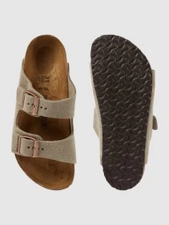 Birkenstock Sandalen Aus Veloursleder Modell 'Arizona' - Taupe -Kindermoden Kunterbunt 8p84kl239oq3ai1pa96l6e219564ig9m6l9k8c24851k4kq374skci9h898l4hi36l54ecqe90q4kkiiah3j6e9l6cs3cdhpc4pjadhk68o3ie9kc8om6ohjc9h34dpk65i6aog