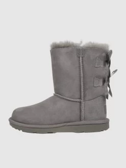 UGG Stiefel Mit Schleifen-Details Modell 'BAILEY' - Hellgrau -Kindermoden Kunterbunt 952kikag68rl2hpn8l7ked1j8t2l0dia98sj2jhia8q32c1g64pl2ca18os4oe9l8sskcchjalajacaa8l3m4pj16kpjgdhl61i3iohk6kq36e31c5h36db56gpm2cpo6cp3ip8