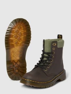 Dr. Martens Schnürstiefel Mit Label-Details Modell 'Collar' - Dunkelbraun -Kindermoden Kunterbunt 9sskuc246l6jic2g9la4ul269t5j6l2la4sjed2lakskud1i9ks48cai6d6kali2a9948jah75b3ijag70o64c3460r3ce9jclgmac1kcgpj2oho60pj0o9nc5imac1h6tgm6d8