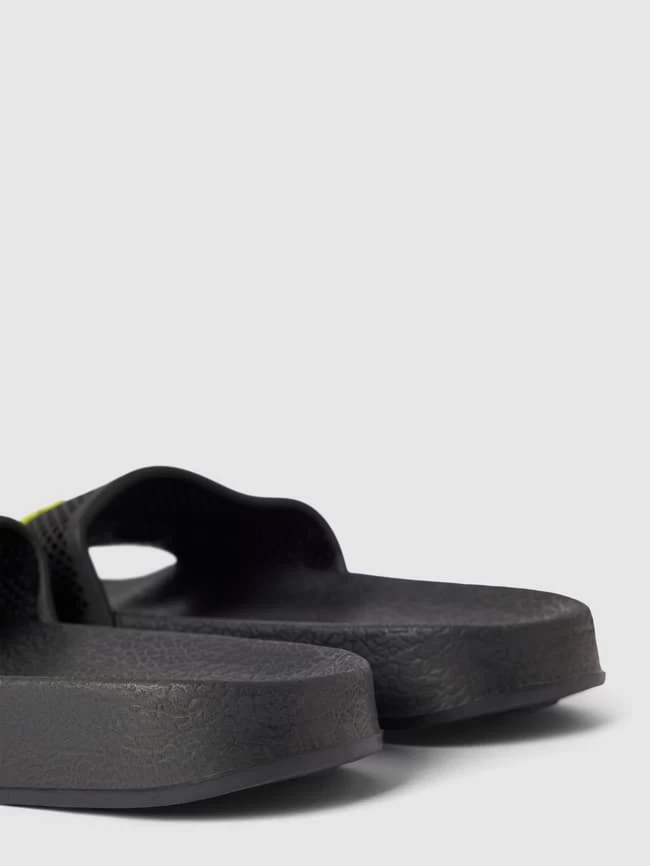 CHAMPION Slides Mit Label-Detail - Schwarz 2 CHAMPION Slides Mit Label-Detail - Schwarz – Bild 2