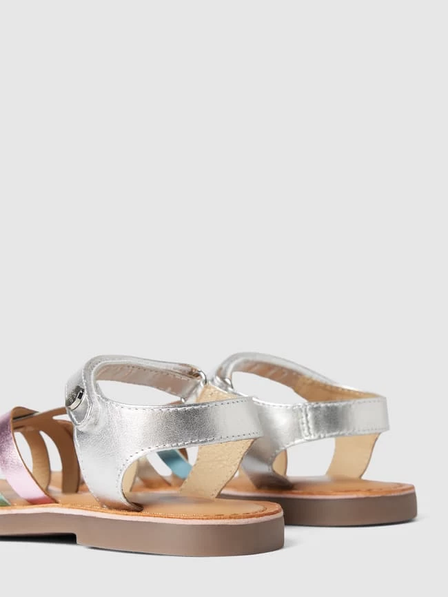 Gioseppo Zehentrenner Mit Label-Details Modell 'SIMAO' - Silber 2 Gioseppo Zehentrenner Mit Label-Details Modell 'SIMAO' - Silber – Bild 2